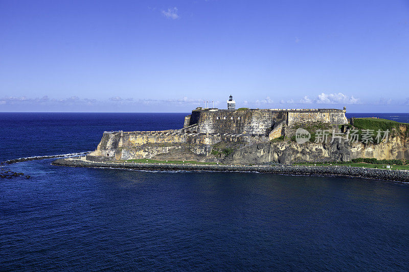 波多黎各圣胡安的 Castillo San Cristobal 和 San Felipe del Morro 的海景